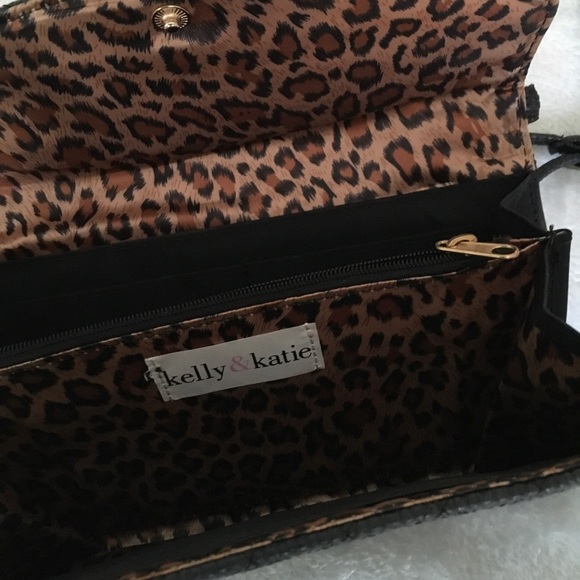 Kelly & Katie Black crossbody bag with gold chain strap - Picture 5 of 6